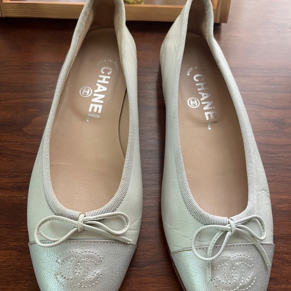 CHANEL Silver Flats with Bow Detail and Quilted Toe - Picture 1 of 9